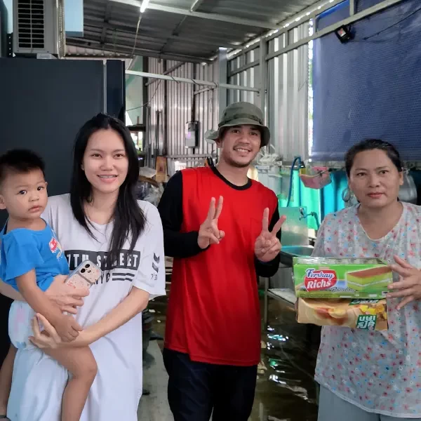 อีซี่มันนี่ส่งมอบความช่วยเหลือพนักงานผู้ประสบภัยน้ำท่วม